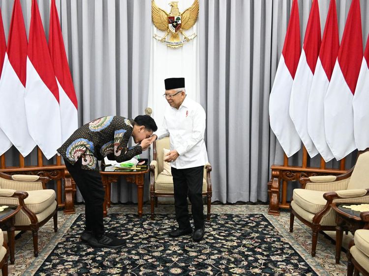 Potret Gibran Cium Tangan dan Dengarkan Wejangan Maruf Amin