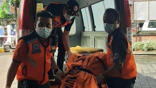 Petugas BPBD Kota Denpasar mengevakuasi jenazah WN Polandia yang terlibat kecelakaan di Jalan Sutomo, Kota Denpasar, Bali, Rabu (24/4/2024). (Foto: BPBD Kota Denpasar)