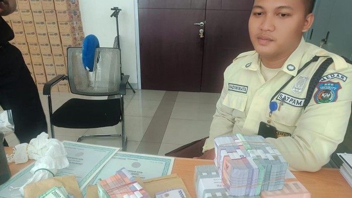 Petugas keamanan menemukan uang berisi Rp 24 juta lebih di stasiun KAI Bandara Medan. (Dok KAI Bandara Medan)
