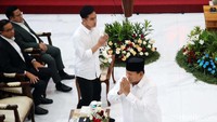 Prabowo dan Gibran menyapa para undangan yang menghadiri rapat pleno penetapan Presiden dan Wakil Presiden terpilih 2024.