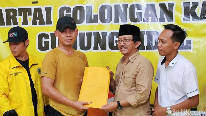 Bupati Gunungkidul, Sunaryanta saat mengembalikan berkas pendaftaran sebagai bacabup ke DPD Golkar Gunungkidul, Rabu (24/4/2024).