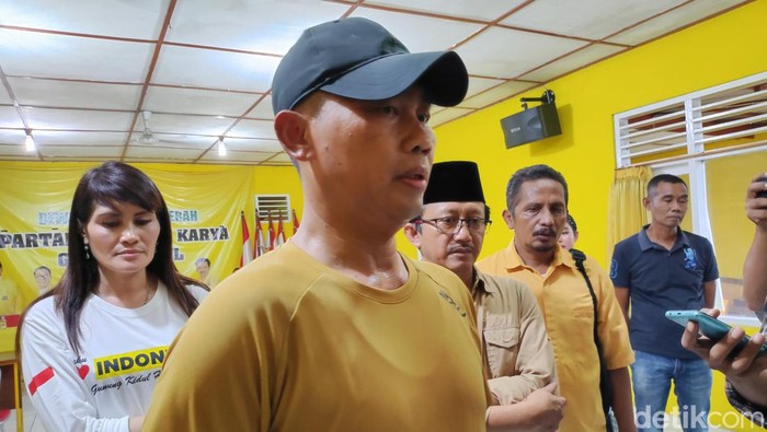 Bupati Gunungkidul, Sunaryanta saat mengembalikan berkas pendaftaran sebagai bacabup ke DPD Golkar Gunungkidul, Rabu (24/4/2024).