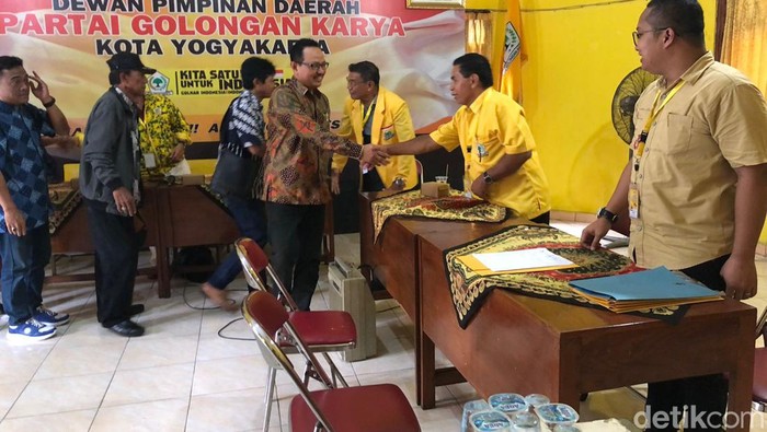 Momen Heroe Poerwadi mengembalikan berkas pendaftaran penjaringan ke Kantor DPD Golkar Kota Jogja, Rabu (24/4).