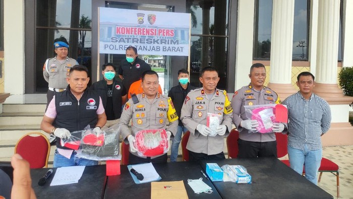 Polisi menangkap pengedar sabu lewat jasa ekspedisi di Tanjab Barat, Jambi.
