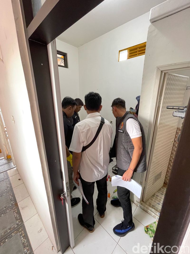 Polisi mengecek indekos TKP pembunuhan wanita 'open BO' di Bekasi yang jasadnya ditemukan di Pulau Pari.