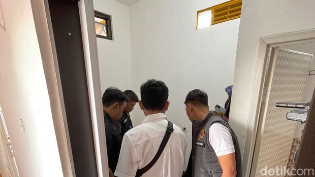 Polisi mengecek indekos TKP pembunuhan wanita 'open BO' di Bekasi yang jasadnya ditemukan di Pulau Pari.