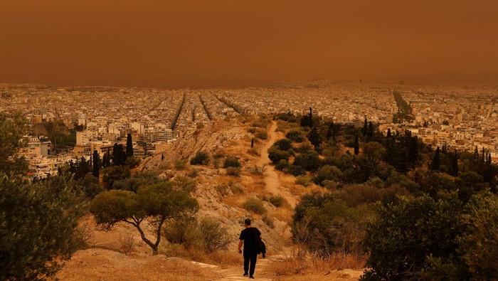Potret Langit Yunani Berubah Oranye Gegara Debu Gurun Sahara