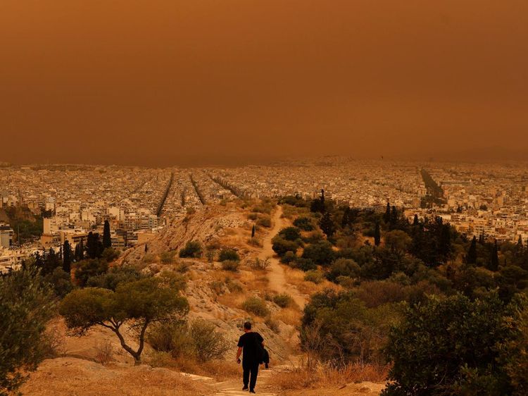 Potret Langit Yunani Berubah Oranye Gegara Debu Gurun Sahara