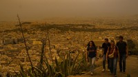 Angin selatan yang kencang membawa debu dari Gurun Sahara, memberikan atmosfer ibu kota Yunani filter mirip Mars pada jam-jam terakhir siang hari. AP/Petros Giannakouris  