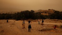 Pada hari Selasa, suhu tertinggi harian di beberapa bagian pulau selatan Kreta mencapai 30 derajat Celcius (86 Fahrenheit), lebih dari 20 derajat C lebih tinggi daripada yang tercatat di sebagian besar wilayah utara Yunani. REUTERS/Louisa Gouliamaki  