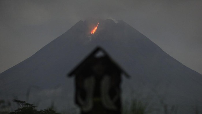 Luncuran lava pijar keluar dari kubah lava Gunung Merapi terlihat dari Turi, Sleman, DI Yogyakarta, Selasa (23/4/2024) malam. Menurut data BPPTKG periode pengamatan 23 April 2024 pukul 00.00 - 24.00 WIB telah terjadi 18 kali guguran lava dengan jarak luncur maksimal 1.300 meter dan menunjukkan suplai magma masih berlangsung yang dapat memicu terjadinya awan panas guguran Gunung Merapi. ANTARA FOTO/Hendra Nurdiyansyah/aww.