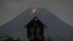 Potret Lava Pijar Mengalir dari Puncak Gunung Merapi