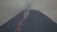 Luncuran lava pijar keluar dari kubah lava Gunung Merapi terlihat dari Turi, Sleman, DI Yogyakarta, Selasa (23/4/2024) malam. 