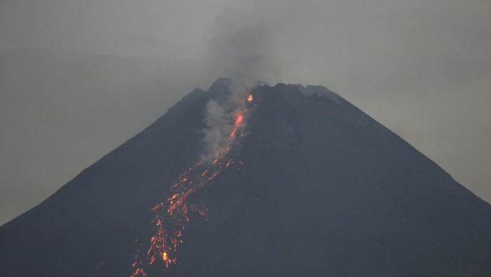 Potret Lava Pijar Mengalir dari Puncak Gunung Merapi Luncuran lava pijar keluar dari kubah lava Gunung Merapi terlihat dari Turi, Sleman, DI Yogyakarta, Selasa (23/4/2024) malam. Menurut data BPPTKG periode pengamatan 23 April 2024 pukul 00.00 - 24.00 WIB telah terjadi 18 kali guguran lava dengan jarak luncur maksimal 1.300 meter dan menunjukkan suplai magma masih berlangsung yang dapat memicu terjadinya awan panas guguran Gunung Merapi. ANTARA FOTO/Hendra Nurdiyansyah/aww.