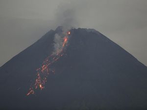 Potret Lava Pijar Mengalir dari Puncak Gunung Merapi