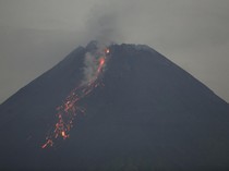 Potret Lava Pijar Mengalir dari Puncak Gunung Merapi
