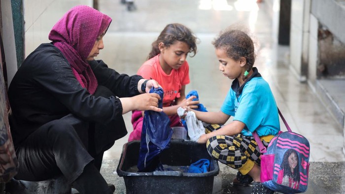 Displaced Palestinian children, who fled their homes due to Israeli strikes, play as they shelter in a UNRWA-affiliated school, amid the ongoing conflict between Israel and Hamas, in Deir Al-Balah, in the central Gaza Strip April 23, 2024. REUTERS/Ramadan Abed