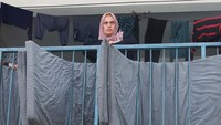 Pengungsi Palestina, yang meninggalkan rumah mereka karena serangan Israel, berlindung di sekolah yang berafiliasi dengan UNRWA di Deir Al-Balah, Gaza tengah, 23 April 2024.  