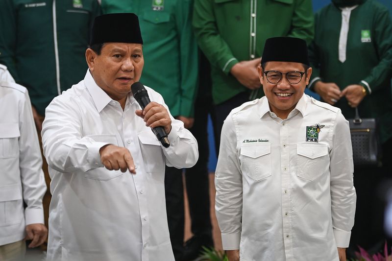 Presiden terpilih periode 2024-2029 Prabowo Subianto (kiri) dan Ketua Umum Partai Kebangkitan Bangsa (PKB) Muhaimin Iskandar (kanan) menyampaikan keterangan kepada wartawan usai melakukan pertemuan di Kantor DPP PKB, Jakarta, Rabu (24/4/2024).  Usai pertemuan tersebut Prabowo mengatakan PKB tetap ingin bekerjasama dengan dirinya dan Partai Gerindra meski sebelumnya dalam Pilpres 2024 berada di kubu berseberangan. ANTARA FOTO/Aditya Pradana Putra/wpa.