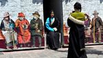 Ketika Turis-turis di China Kenakan Pakaian Tradisional Tibet