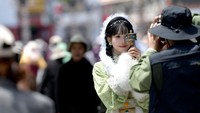 Ketika Turis-turis di China Kenakan Pakaian Tradisional Tibet