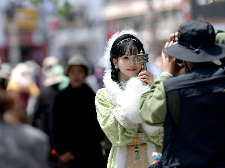 Ketika Turis-turis di China Kenakan Pakaian Tradisional Tibet