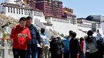 Ketika Turis-turis di China Kenakan Pakaian Tradisional Tibet