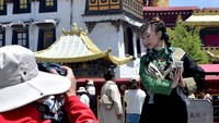 Mereka mencari spot untuk berswafoto yang apik.