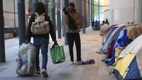 Banyak dari keluarga tersebut berasal dari negara-negara Afrika yang berbahasa Perancis, termasuk Burkina Faso, Guinea, Pantai Gading dan Senegal. Mereka telah tidur di bawah hiasan depan monumen Paris selama berhari-hari, berminggu-minggu, dan bahkan berbulan-bulan.