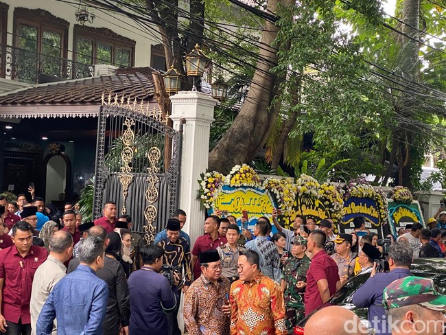 Presiden Jokowi datang ke rumah duka Mooryati Soedibyo di kawasan Menteng, Jakarta Pusat pada Rabu (24/4/2024) siang sebelum Dzuhur. Foto: Daniel Ngantung/Wolipop