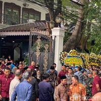 Presiden Jokowi datang ke rumah duka Mooryati Soedibyo di kawasan Menteng, Jakarta Pusat pada Rabu (24/4/2024) siang sebelum Dzuhur. Foto: Daniel Ngantung/Wolipop