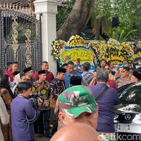 Presiden Jokowi datang dengan pengawalan ketat paspampres. Mengenakan baju batik warna royal blue, Jokowi tampak langsung memasuki rumah duka dan menyalami beberapa pelayat. Foto: Daniel Ngantung/Wolipop