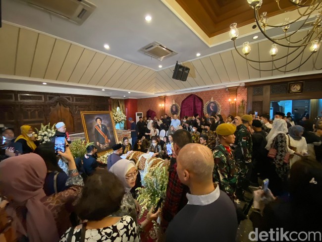 Inilah suasana rumah duka Mooryati Soedibyo di Jalan Mangunkusumo, Menteng, Jakarta Pusat. Jenazah Mooryati Soedibyo akan dimakamkan di Taman Pembibitan Obat Tradisional Mustika Ratu di Tapos Desa Citapen, Ciawi Jawa Barat. Foto: Daniel Ngantung/Wolipop