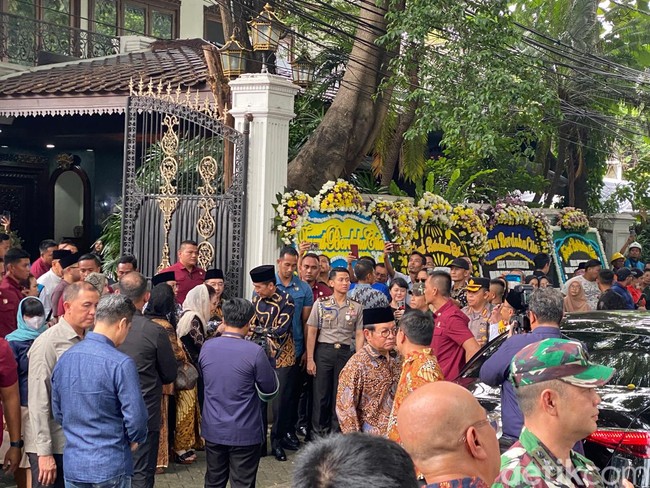 Setelah melayat, Presiden Jokowi ditemui oleh anak kedua Mooryati Soedibyo, Putri Kuswisnu Wardani yang diberi tongkat kepemimpinan untuk memegang perusahaan kosmetik Mustika Ratu. Putri juga menjabat sebagai Anggota Dewan Pertimbangan Presiden. Foto: Daniel Ngantung/Wolipop