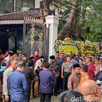 Setelah melayat, Presiden Jokowi ditemui oleh anak kedua Mooryati Soedibyo, Putri Kuswisnu Wardani yang diberi tongkat kepemimpinan untuk memegang perusahaan kosmetik Mustika Ratu. Putri juga menjabat sebagai Anggota Dewan Pertimbangan Presiden. Foto: Daniel Ngantung/Wolipop