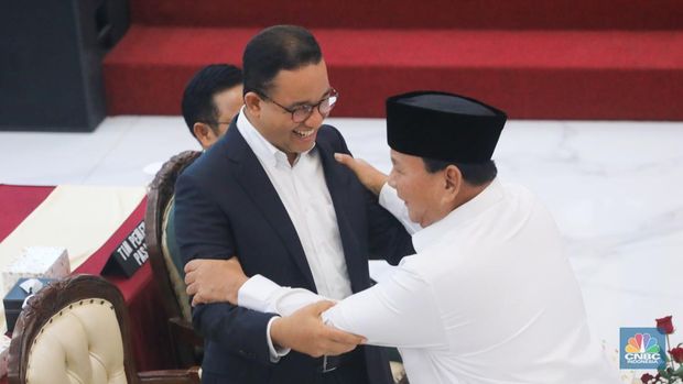 Presiden terpilih Prabowo Subianto berjabat tangan dengan Calon Presiden nomor urut 01 Anies Baswedan saat menghadiri Rapat Pleno Penetapan Presiden dan Wakil Presiden Terpilih Periode 2024-2029 di gedung KPU RI, Jakarta, Rabu (24/4/2024). (CNBC Indonesia/Faisal Rahman)