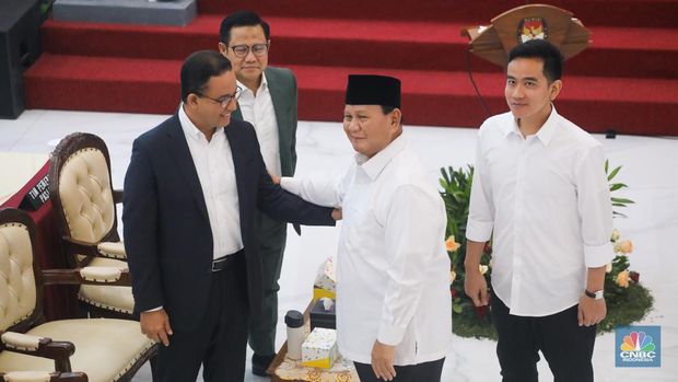 Presiden terpilih Prabowo Subianto berjabat tangan dengan Calon Presiden nomor urut 01 Anies Baswedan pada waktu mengunjungi Rapat Pleno Penetapan Presiden dan juga Wakil Presiden Terpilih Periode 2024-2029 dalam gedung KPU RI, Jakarta, Rabu (24/4/2024). (CNBC Indonesia/Faisal Rahman)