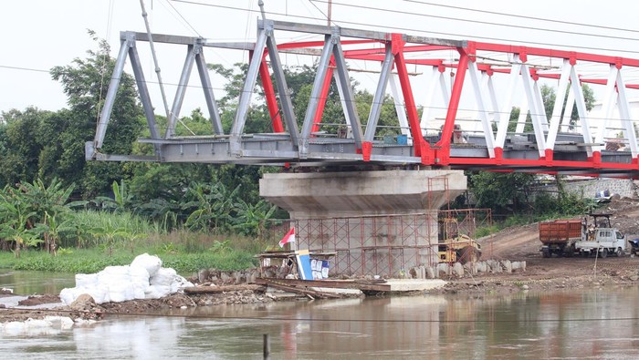 Progres pembangunan jembatan Jongbiru Kediri Suasana proyek pembangunan jembatan Jongbiru di Sungai Brantas Desa Jongbiru, Kediri, Jawa Timur, Rabu (24/4/2024). Progres pembangunan jembatan Jongbiru senilai Rp25 miliar sebagai pengurai kemacetan dan mendukung lalu lintas kendaraan menuju bandara Dhoho tersebut mengalami keterlambatan penyelesaian dari sebelumnya ditargetkan bulan Mei, diperkirakan baru selesai pada pertengahan bulan Juni 2024 karena faktor cuaca yang mengakibatkan tingginya debit air sungai Brantas sehingga mempersulit proses pemasangan rangka baja. ANTARA FOTO/Prasetia Fauzani/Spt.