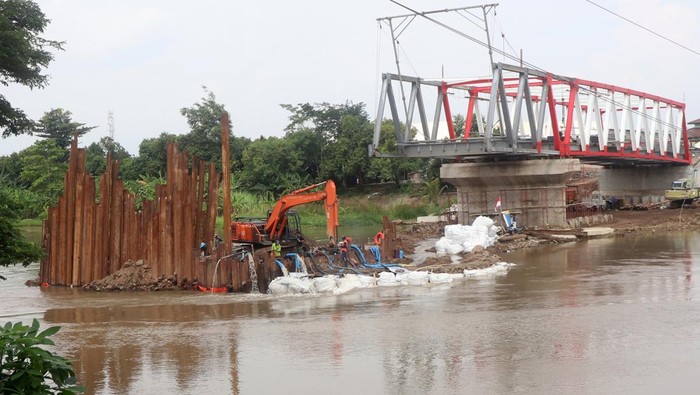 Progres pembangunan jembatan Jongbiru Kediri Suasana proyek pembangunan jembatan Jongbiru di Sungai Brantas Desa Jongbiru, Kediri, Jawa Timur, Rabu (24/4/2024). Progres pembangunan jembatan Jongbiru senilai Rp25 miliar sebagai pengurai kemacetan dan mendukung lalu lintas kendaraan menuju bandara Dhoho tersebut mengalami keterlambatan penyelesaian dari sebelumnya ditargetkan bulan Mei, diperkirakan baru selesai pada pertengahan bulan Juni 2024 karena faktor cuaca yang mengakibatkan tingginya debit air sungai Brantas sehingga mempersulit proses pemasangan rangka baja. ANTARA FOTO/Prasetia Fauzani/Spt.