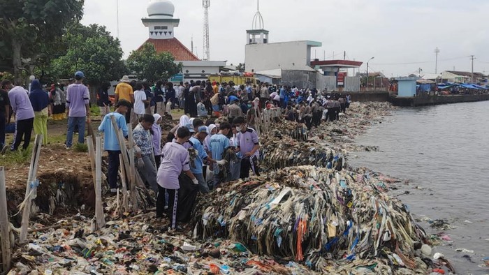 Bupati Pandeglang dan Warga Bersihkan Pantai Teluk yang Disorot Penuh Sampah