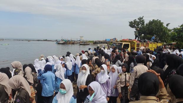 Proses pembersihan sampah di Pantai Teluk, Kabupaten Pandeglang