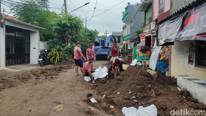 Proyek gorong-gorong pecahkan pipa PDAM Surya Sembada di Surabaya
