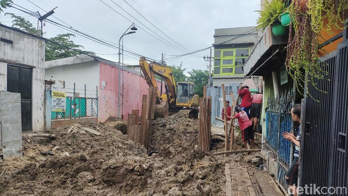 Proyek gorong-gorong pecahkan pipa PDAM Surya Sembada di Surabaya
