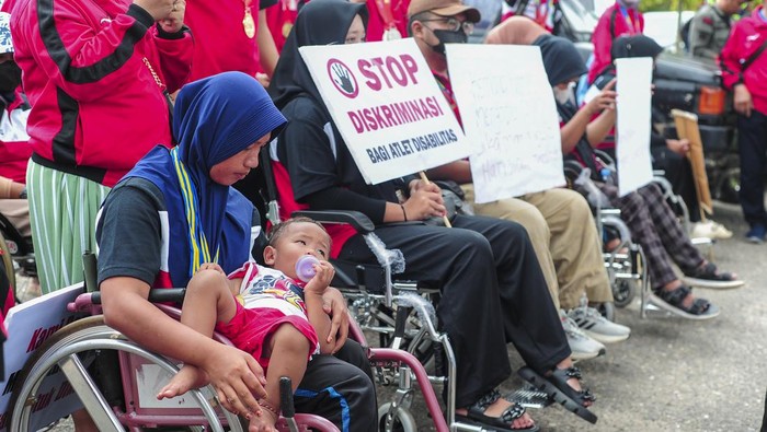 Puluhan Atlet Disabilitas di Batanghari Tuntut Janji Bonus yang Belum Dibayar Atlet penyandang disabilitas yang tergabung dalam National Paralympic Committee Indonesia (NPCI) Kabupaten Batanghari bersiap melakukan aksi damai di kantor bupati setempat, Muara Bulian, Batanghari, Jambi, Rabu (24/4/2024). Puluhan atlet asal daerah itu yang sebelumnya berhasil menjadi juara umum pada Pekan Paralympik Provinsi (PEPARPROV) Jambi tahun 2021 dan 2023 melakukan aksi damai menuntut janji pemberian bonus kepada mereka yang hingga kini belum dibayarkan. ANTARA FOTO/Wahdi Septiawan/aww.