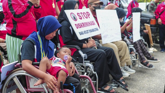 Atlet penyandang disabilitas yang tergabung dalam National Paralympic Committee Indonesia (NPCI) Kabupaten Batanghari bersiap melakukan aksi damai di kantor bupati setempat, Muara Bulian, Batanghari, Jambi, Rabu (24/4/2024). Puluhan atlet asal daerah itu yang sebelumnya berhasil menjadi juara umum pada Pekan Paralympik Provinsi (PEPARPROV) Jambi tahun 2021 dan 2023 melakukan aksi damai menuntut janji pemberian bonus kepada mereka yang hingga kini belum dibayarkan. ANTARA FOTO/Wahdi Septiawan/aww.