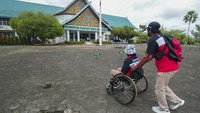Mereka melakukan aksi damai menuntut janji pemberian bonus kepada mereka yang hingga kini belum dibayarkan. 