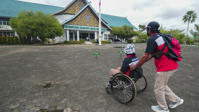 Atlet penyandang disabilitas yang tergabung dalam National Paralympic Committee Indonesia (NPCI) Kabupaten Batanghari bersiap melakukan aksi damai di kantor bupati setempat, Muara Bulian, Batanghari, Jambi, Rabu (24/4/2024). Puluhan atlet asal daerah itu yang sebelumnya berhasil menjadi juara umum pada Pekan Paralympik Provinsi (PEPARPROV) Jambi tahun 2021 dan 2023 melakukan aksi damai menuntut janji pemberian bonus kepada mereka yang hingga kini belum dibayarkan. ANTARA FOTO/Wahdi Septiawan/aww.