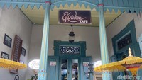 Hanya seluas 0,196 km persegi, traveler akan tersihir dengan suasana Kauman yang tenang dan bergaya vintage. Tanpa pungutan biaya masuk dan traveler bisa bebas berkeliaran di area kampung dengan nyaman. Namun tetap ingat untuk menjaga kondisi agar tidak bising dan menganggu warga.  