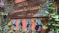 Kampung Batik Kauman adalah lokasi yang menjadi sentra home industry batik di Solo. Sehingga lokasi ini dipenuhi dengan toko batik sepanjang gang. Bangunan gaya arsitektur khas Jawa Belanda juga tak luput menghiasi indahnya kampung ini.  