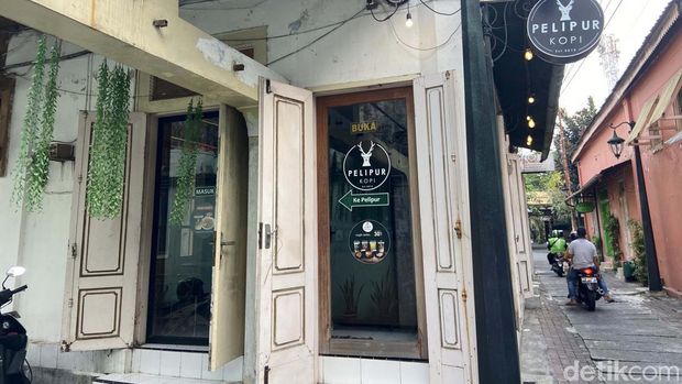 Kampung Batik Kauman Solo terletak di Kecamatan Pasar Kliwon. Kampung ini menawarkan wisata dengan konsep ketenangan.